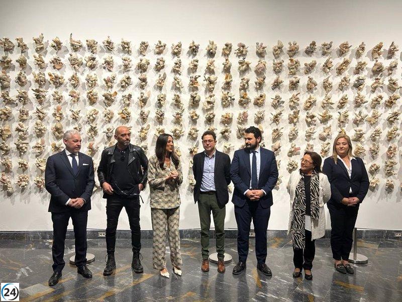 Lidó Rico crea un friso de 252 piezas para dar la bienvenida a los visitantes en el Teatro Museo Romano de Cartagena.