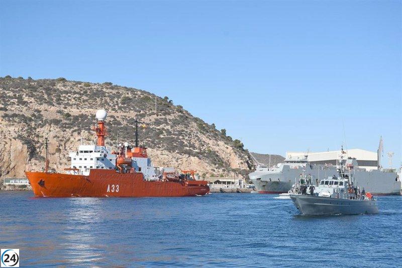 El barco de investigación marina 'Hespérides' zarpa en su vigésima octava expedición a la Antártida.