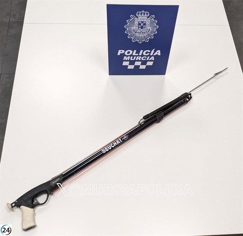 Hombre en Murcia denunciado por transporte ilegal de drogas y arpón sin licencia