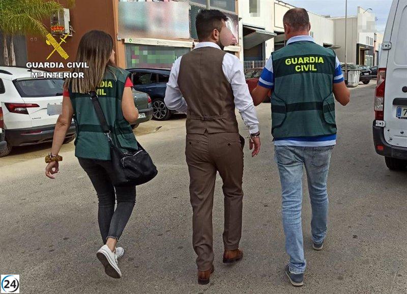 Comercial arrestado por apropiarse de fondos y solicitar préstamos en nombre de clientes