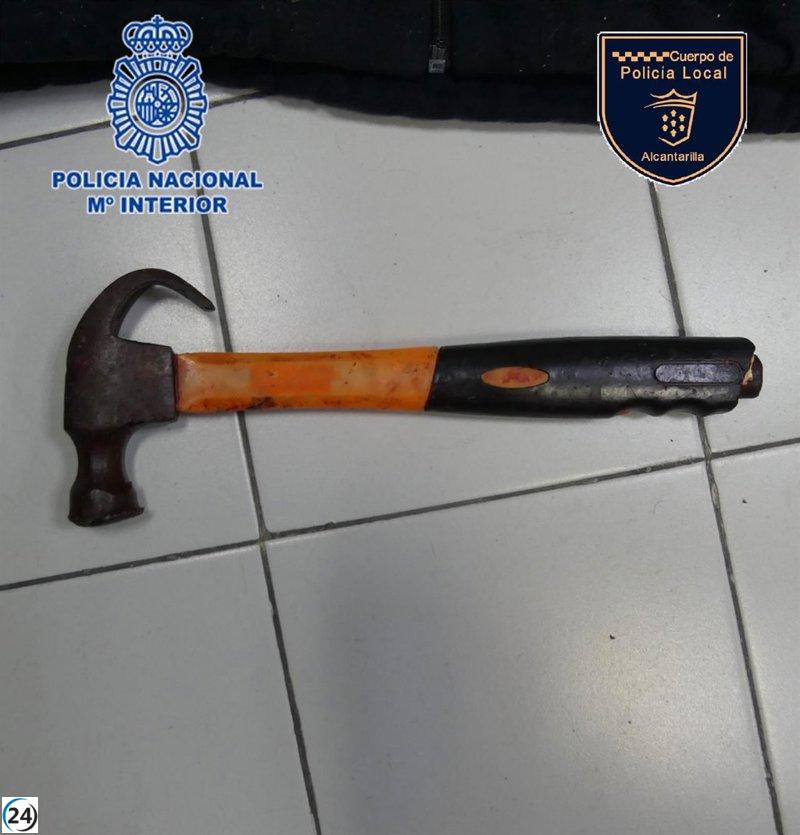 Hombre aprehendido en Alcantarilla (Murcia) tras propinar más de 15 golpes con martillo en la cabeza de otro individuo.