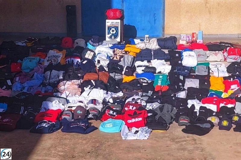 Decomisan en Cartagena 350 prendas y perfumes falsificados en un comercio de Los Dolores