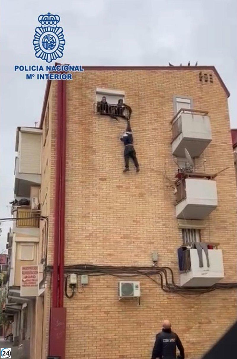 Héroe de la Policía Nacional evita trágico desenlace al rescatar a fugitivo colgado de ventana