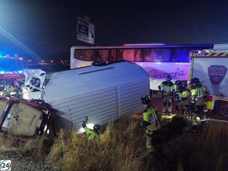 Choque entre furgoneta y tractor deja a hombre herido en Águilas (Murcia)