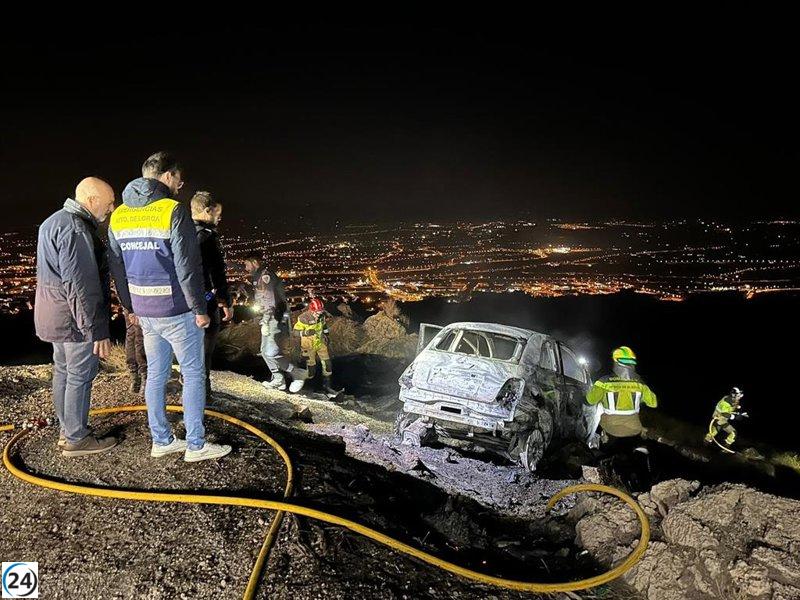 Un coche incendiado pudo haber desatado el fuego en las montañas de la Sierra 
